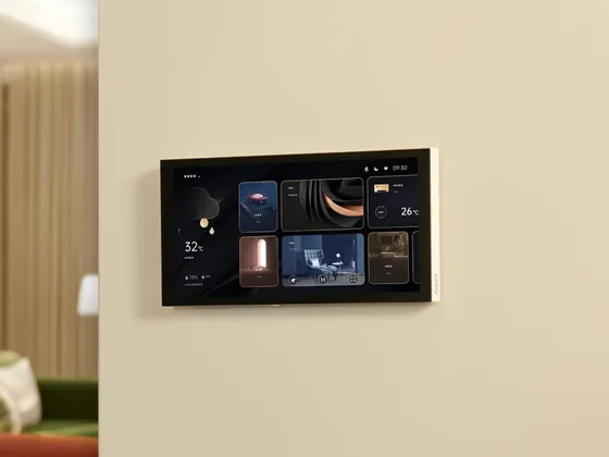 Panel de control Aqara S1 Plus empotrado en la pared del living