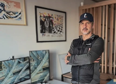 Fundador de tecnoikos en su estudio
